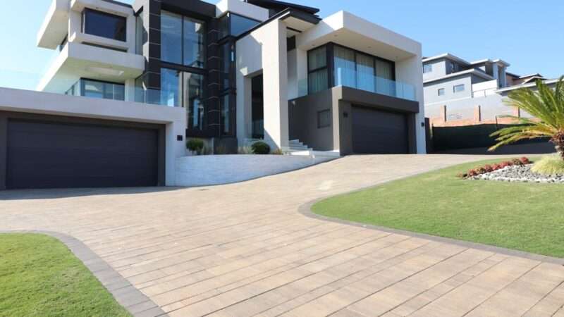 Bosun-Linneo-Paving-Slabs-used-in-Creating-Modern-Driveway-Design